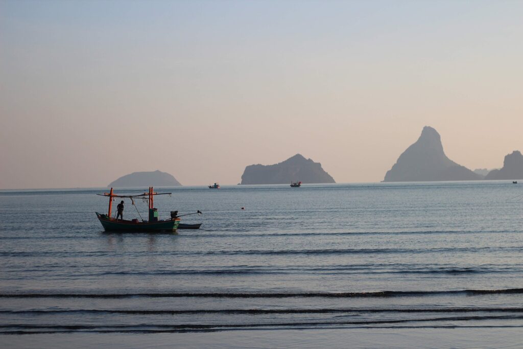 เรือประมงลำเล็กลอยน้ำทะเลหน้าเขาหิน จังหวัดประจวบคีรีขันธ์